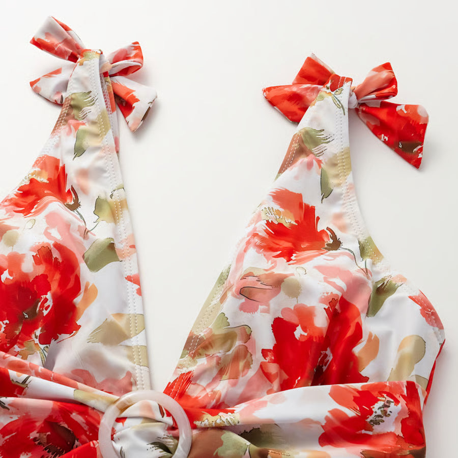 Bañador Rosavelle crudo y rojo con estampado floral, escote en V y falda