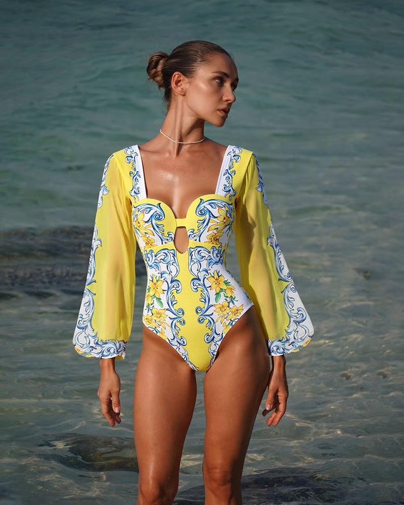 Bañador Solaria amarillo y azul con estampado barroco, mangas abullonadas y falda
