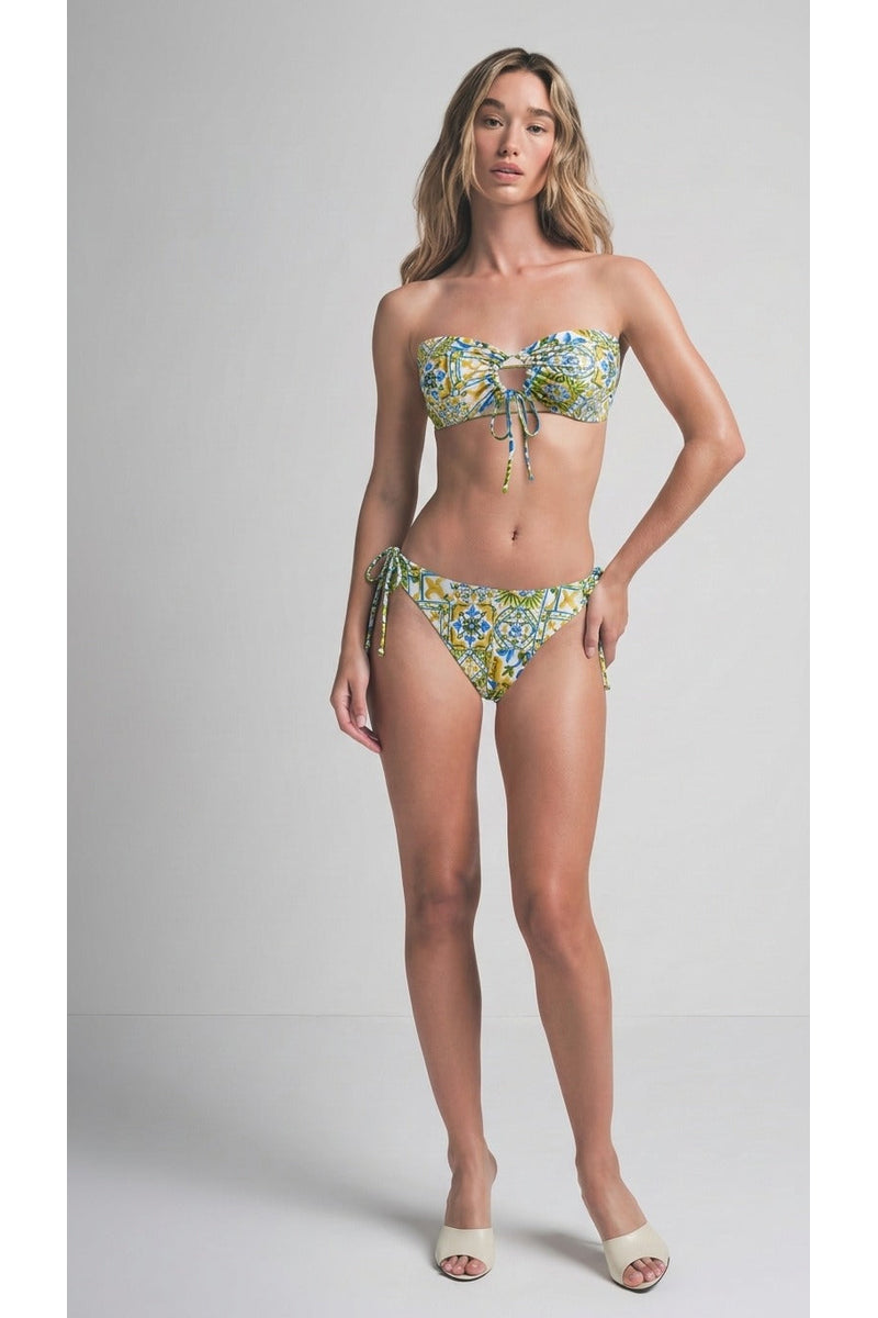 Bikini Maiolica palabra de honor azul y amarillo con estampado de cerámica