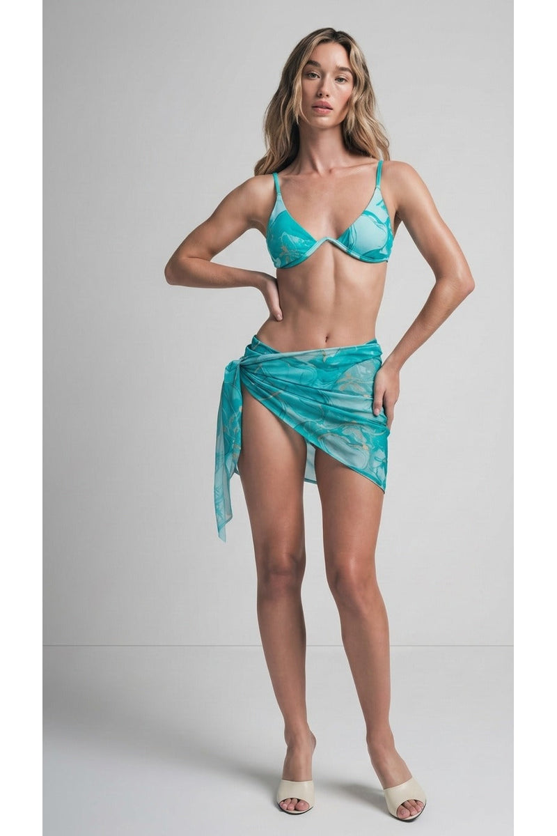 Bikini Aqualina turquesa con estampado mármol y pareo